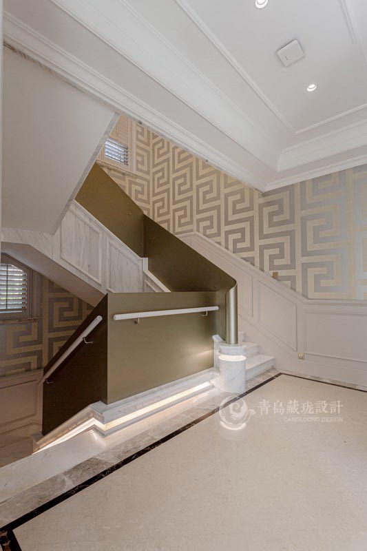青岛绿城玫瑰园别墅装修设计--美式轻奢风格楼梯.jpg